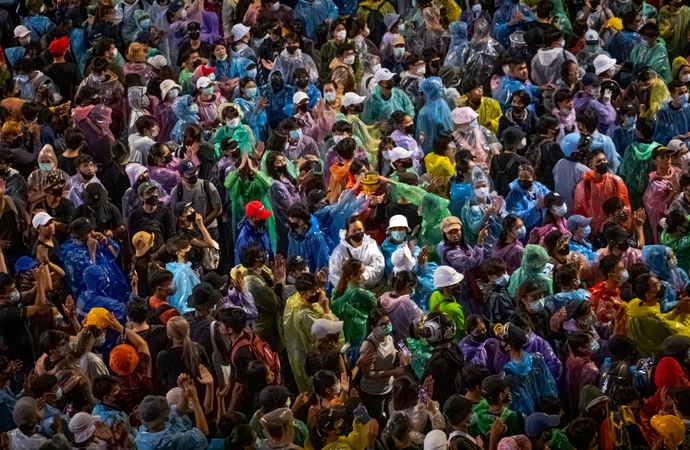 Wordplay gives ongoing rallies a humorous slant Wordplay gives ongoing rallies a humorous slant