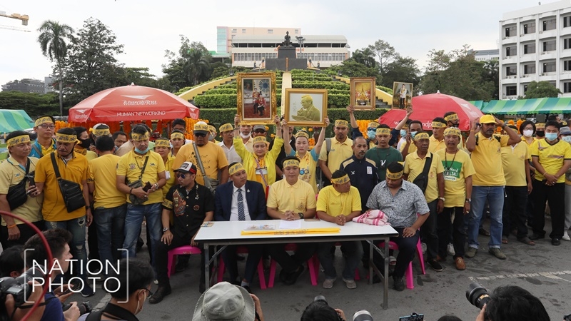 Royalists use liberal university’s grounds to declare stance against protesters Royalists use liberal university’s grounds to declare stance against protesters
