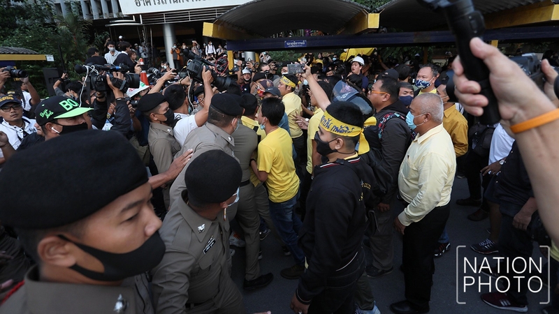 Royalists clash with pro-democracy protesters in Bangkok Royalists clash with pro-democracy protesters in Bangkok