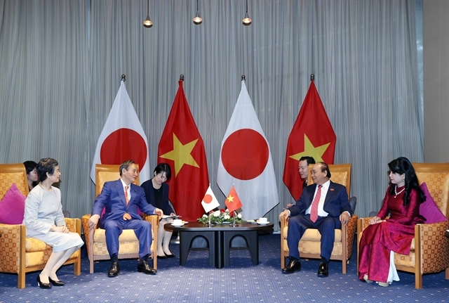 Vietnamese Prime Minister Nguyễn Xuân Phúc (right) and his visiting Japanese counterpart Suga Yoshihide had farewell talks before the latter left Việt Nam for Indonesia on Tuesday. — VNA/VNS Photo Thống Nhất