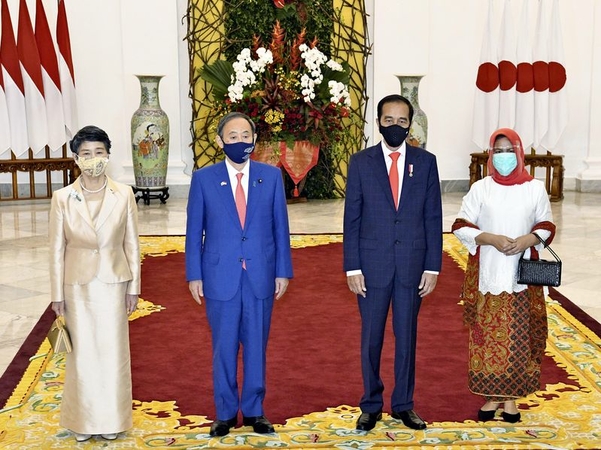 Prime Minister Yoshihide Suga, second from left, and his wife Mariko, left, pose with Indonesian President Joko Widodo, third from left, and his wife Iriana for a commemorative photo at the presidential palace on Tuesday. (Pool photo / The Yomiuri Shimbun)
