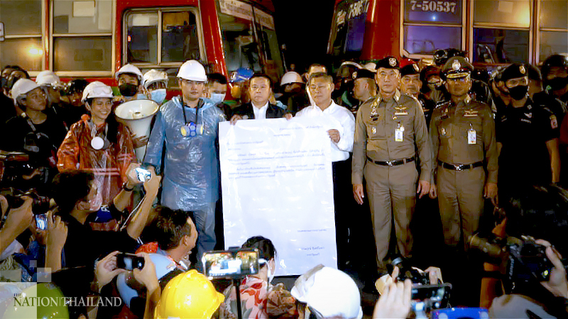Protesters hand Prayut’s representative ‘resignation’ letter for PM to sign Protesters hand Prayut’s representative ‘resignation’ letter for PM to sign