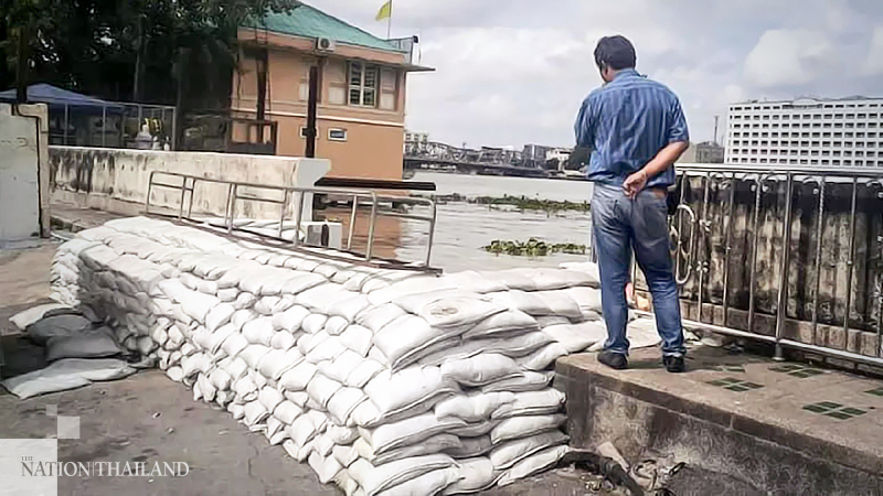 Bangkok strengthens flood defences as water discharged upstream Bangkok strengthens flood defences as water discharged upstream