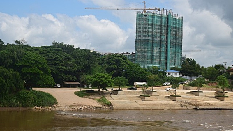 Tighter security at borders as 2,000 foreigners with expired Myanmar visas expected to hop across Tighter security at borders as 2,000 foreigners with expired Myanmar visas expected to hop across