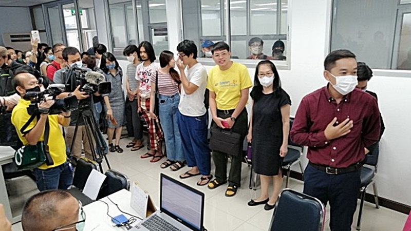 Varsity lecturer, human rights lawyer accompany student protesters to Chiang Mai police station Varsity lecturer, human rights lawyer accompany student protesters to Chiang Mai police station