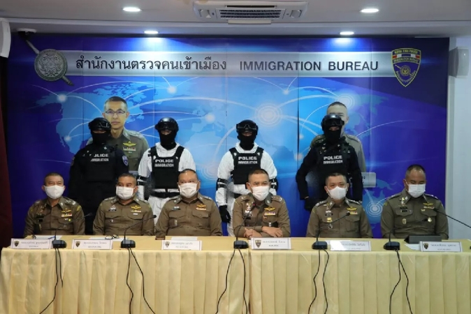 Three arrested for allegedly impersonating Immigration Police and extortion in Rayong Three arrested for allegedly impersonating Immigration Police and extortion in Rayong