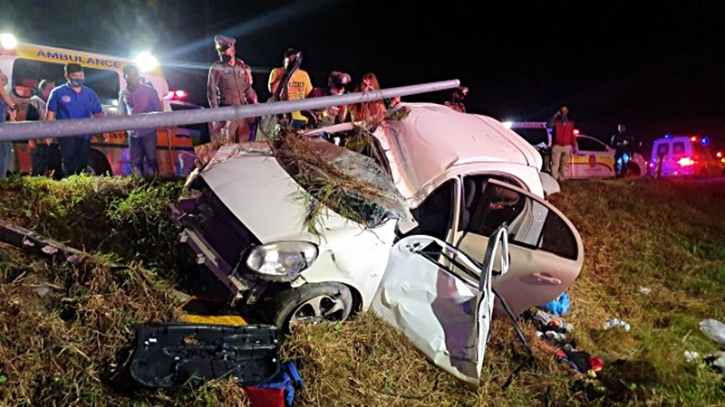 Woman killed in car crash, but son, 3, flies out of car and escapes with minor injury Woman killed in car crash, but son, 3, flies out of car and escapes with minor injury