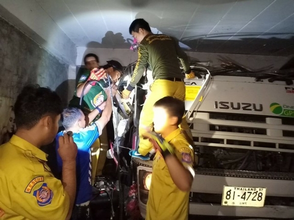 Sleepy truck driver goes headlong into a building in Phrae Sleepy truck driver goes headlong into a building in Phrae
