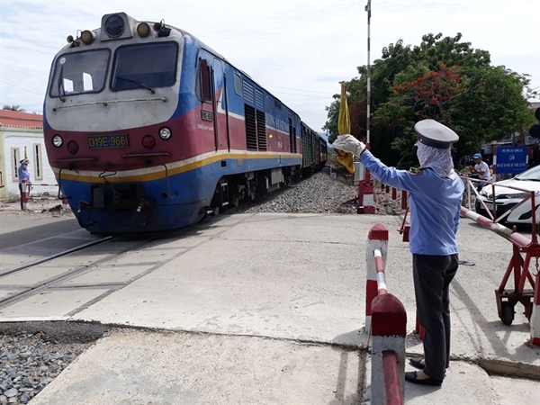 A train in Ninh Phước District, Ninh Thuận Province. —VNA/VNS Photo