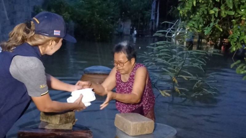Sandbags fail to protect Nakhon Ratchasima village from surging floodwater Sandbags fail to protect Nakhon Ratchasima village from surging floodwater