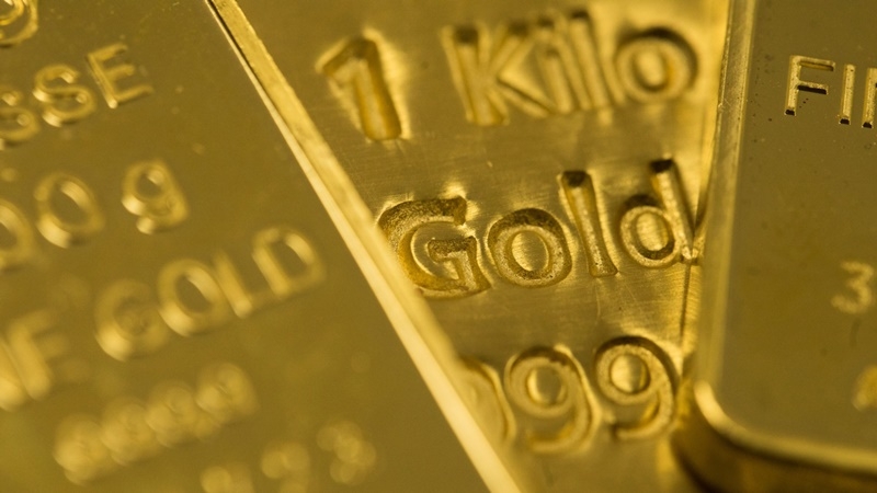 Gold trims monthly loss with dollar slipping ahead of U.S. vote Gold trims monthly loss with dollar slipping ahead of U.S. vote