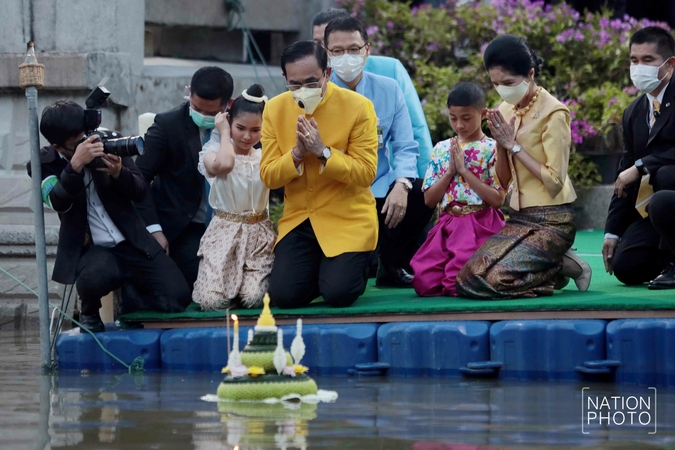 PM and his wife promote 'new way' of celebrating Loy Krathong PM and his wife promote 'new way' of celebrating Loy Krathong
