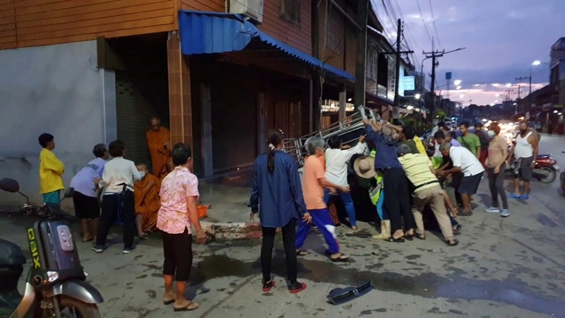 Almsgiver, monks injured in roadside accident in Chumphon Almsgiver, monks injured in roadside accident in Chumphon