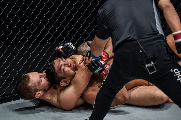 Dutch Knight slays 'Burmese Python' to win One middleweight crown Dutch Knight slays 'Burmese Python' to win One middleweight crown