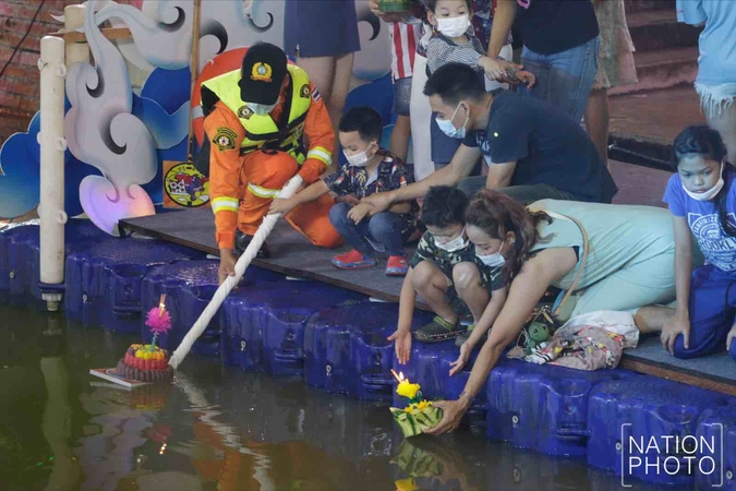 Ong Ang canal comes alive with Loy Krathong festivities Ong Ang canal comes alive with Loy Krathong festivities