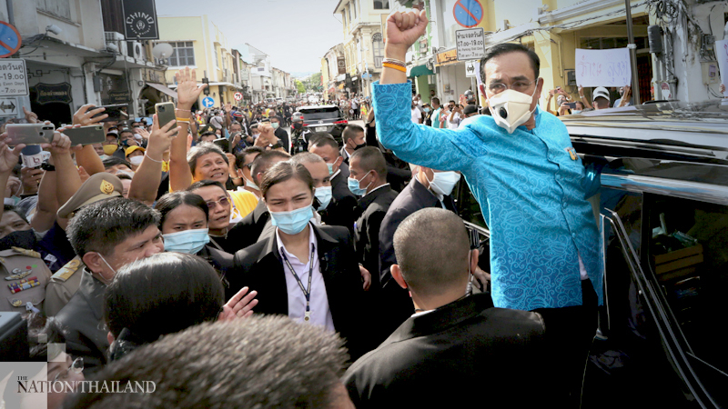 Prayut greeted by hopeful locals in tourism-starved Phuket Prayut greeted by hopeful locals in tourism-starved Phuket