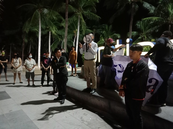 Foreigner injured in clash with protester during pro-democracy rally at Jomtien Beach Foreigner injured in clash with protester during pro-democracy rally at Jomtien Beach
