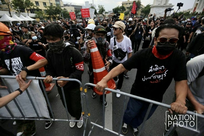 Thammasat alumni group slams protesters for attempting to reach Palace Thammasat alumni group slams protesters for attempting to reach Palace