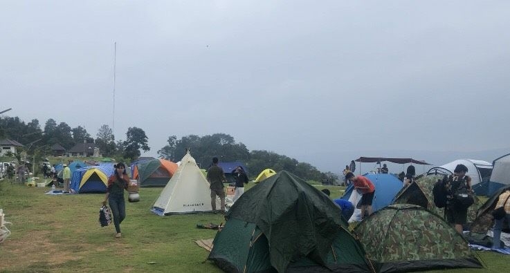 Winter chill lures tourists to camp in Wang Nam Kiew Winter chill lures tourists to camp in Wang Nam Kiew