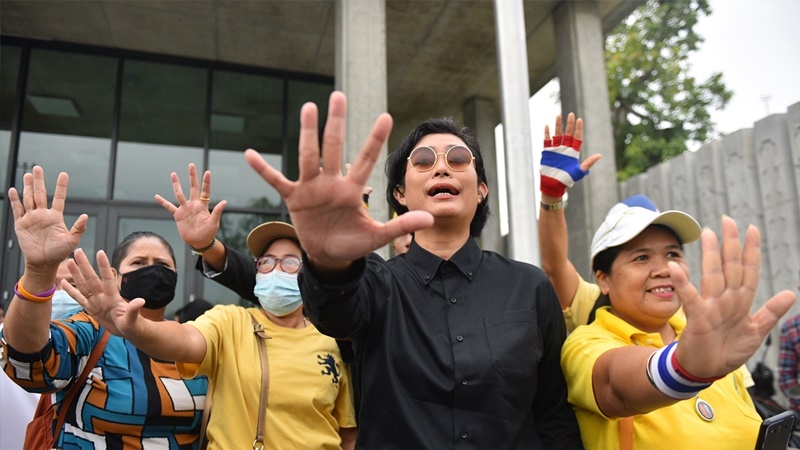 Ultra-royalist ex-singer protests charter-change move Ultra-royalist ex-singer protests charter-change move