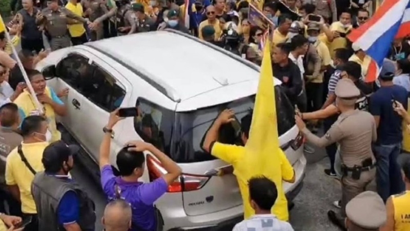 Ruling party mocks Thanathorn after car mobbed Ruling party mocks Thanathorn after car mobbed