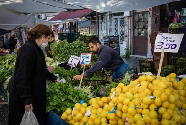 A vendor assists a customer to pick fresh produce from a stall at the Carsamba market in Istanbul on Nov. 4, 2020. MUST CREDIT: Bloomberg photo by Nicole Tung.
