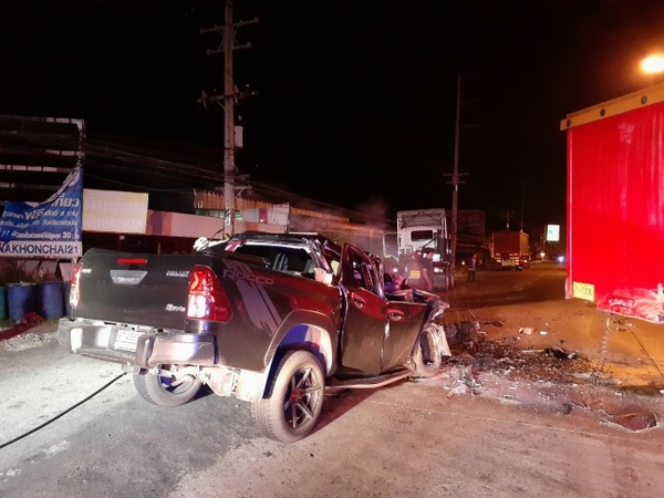 Pickup driver killed after vehicle smashes into trailer truck Pickup driver killed after vehicle smashes into trailer truck