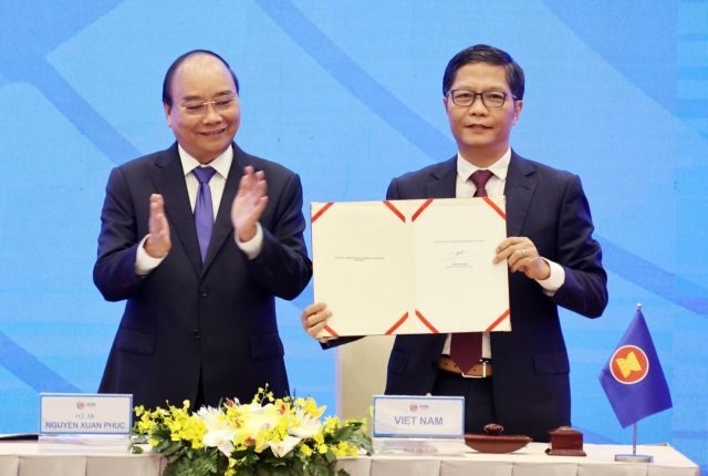 Prime Minister Nguyễn Xuân Phúc and Trần Tuấn Anh, Minister of Industry and Trade at the signing ceremony of RCEP in Hà Nội. VNA/VNS Photo Thống Nhất