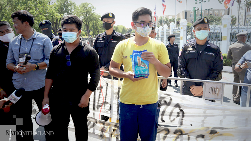 Two protesters brave police to leave food and a question for Prayut Two protesters brave police to leave food and a question for Prayut