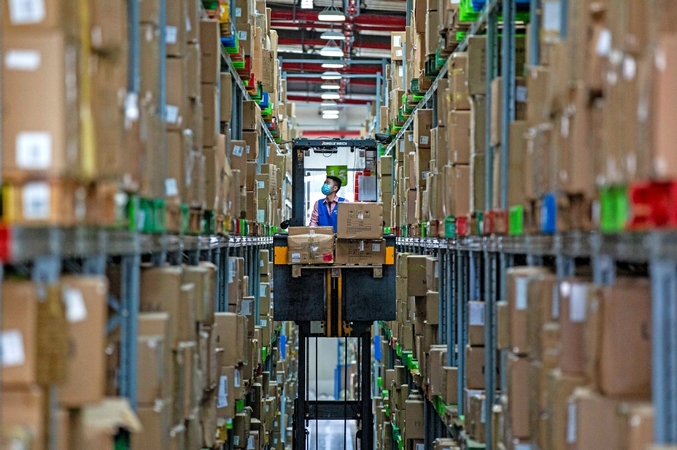 A worker sorts boxes of goods at a logistics center in Cixi, Zhejiang province, on Nov 4. Retail sales grew by 4.3 percent in October on a yearly basis as the economy's rebound accelerated. [Photo by Zhang Yongtao/For China Daily]