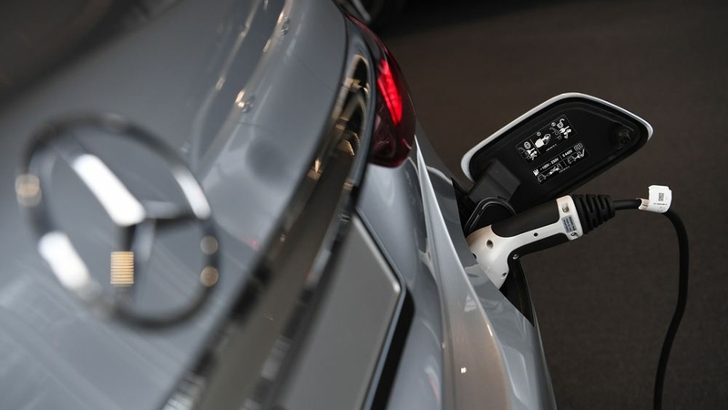 An electric charging plug refuels a Mercedes-Benz AG E-Class electric automobile at the automaker's showroom, operated by Daimler, in Boeblingen, Germany, on Sept. 29, 2020. MUST CREDIT: Bloomberg photo by Andreas Gebert.