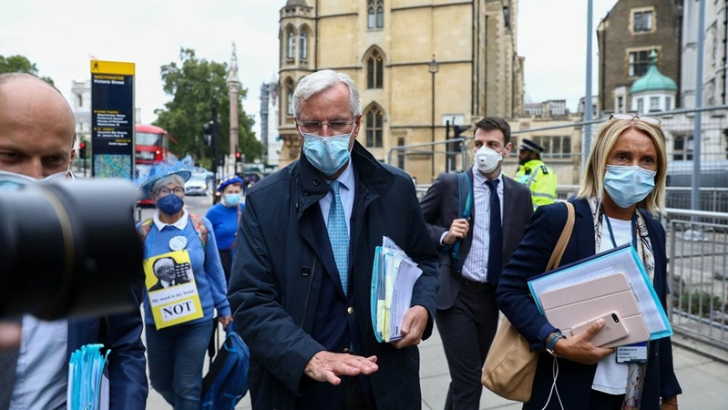 Michel Barnier, center, outside the Westminster Conference Center in London on Sept. 9, 2020. MUST CREDIT: Bloomberg photo by Simon Dawson.