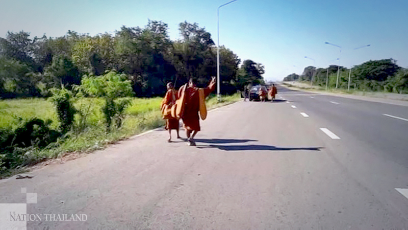 Man unmasks gang of ‘snacking’ monks in Phetchaburi Man unmasks gang of ‘snacking’ monks in Phetchaburi