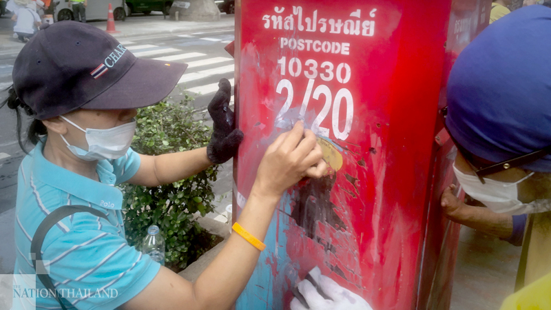 Yellow shirts scrub protesters’ paint off police HQ, road Yellow shirts scrub protesters’ paint off police HQ, road