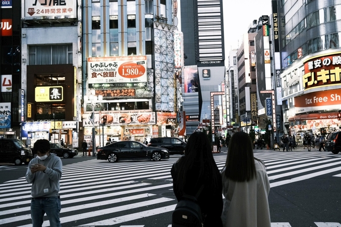 Pedestrians wait to cross a road in Tokyo on Nov. 19, 2020. MUST CREDIT: Bloomberg photo by Soichiro Koriyama.
/Photo by: Soichiro Koriyama — Bloomberg
Location: Tokyo, Japan