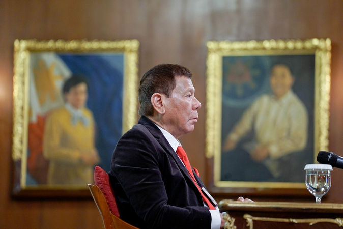 ‘A DIFFICULT BALANCE TO STRIKE’ President Duterte goes online in Malacañang to participate in the 27th Asia-Pacific Economic Cooperation’s Leaders’ Meeting on Friday. —MALACAÑANG PHOTO