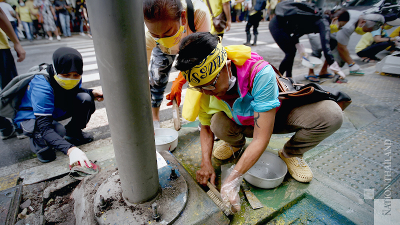 Pro-monarchy groups spruce up police headquarters Pro-monarchy groups spruce up police headquarters
