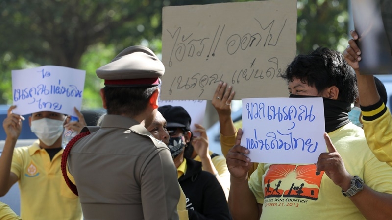 Police prevent brawl between Thanathorn supporters and royalists Police prevent brawl between Thanathorn supporters and royalists