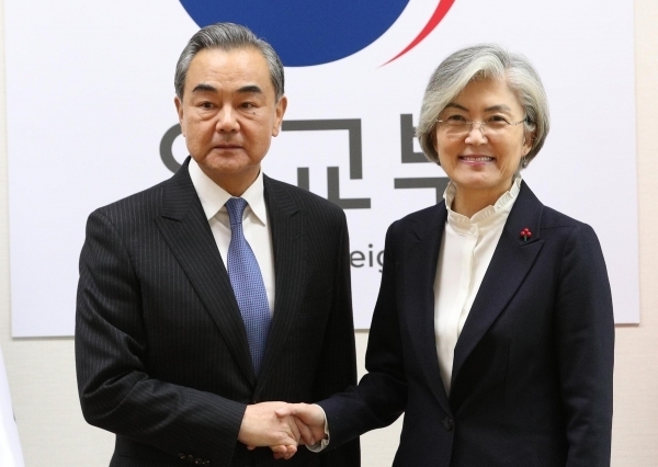 
Foreign Minister Kang Kyung-wha (R) shaking hands with her Chinese counterpart Wang Yi before their talks at the foreign ministry in Seoul on Dec. 4, 2019. (Yonhap)