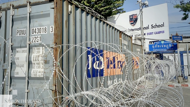 Police cause traffic jam by using containers to block protesters who changed rally venue Police cause traffic jam by using containers to block protesters who changed rally venue