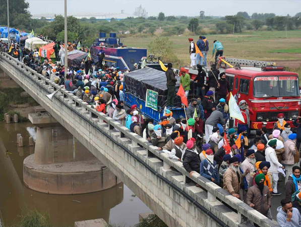 Thousands of farmers march toward New Delhi to protest Thousands of farmers march toward New Delhi to protest