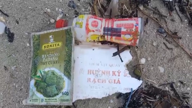 High waves bring deluge of foreign waste to Nakhon Si Thammarat beach High waves bring deluge of foreign waste to Nakhon Si Thammarat beach