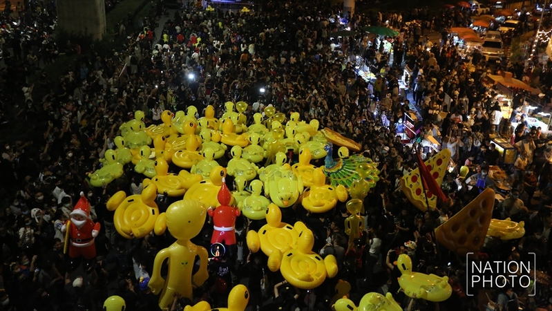 Demonstrators deploy rubber ducks in anti-coup drill Demonstrators deploy rubber ducks in anti-coup drill