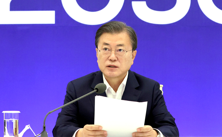 President Moon Jae-in speaks at a meeting on South Korea's aim of going carbon neutral by 2050 held at Cheong Wa Dae in Seoul on Friday. (Yonhap)