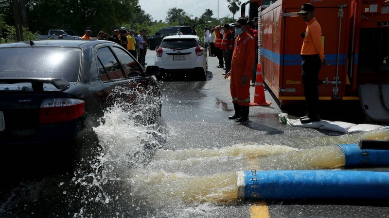 Fighting the flood in Songkhla Fighting the flood in Songkhla
