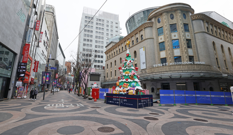 Street in Myoung-dong, a popular tourist district in central Seoul, appears empty on Sunday amid a resurgence in novel coronavirus cases. (Yonhap)
