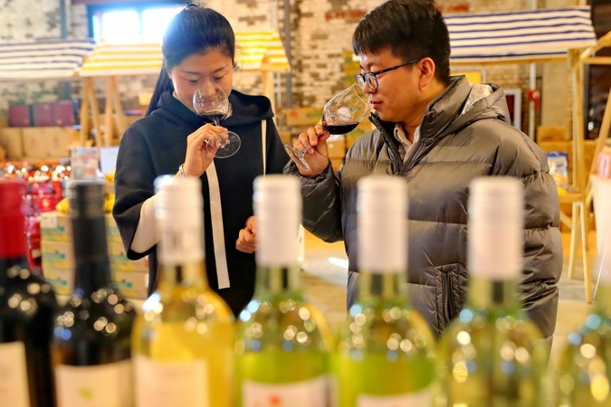 Citizens taste the imported wine on a shopping festival in Qinhuangdao, Hebei province, on Jan 20, 2020 [Photo by Cao Jianxiong/For China Daily]