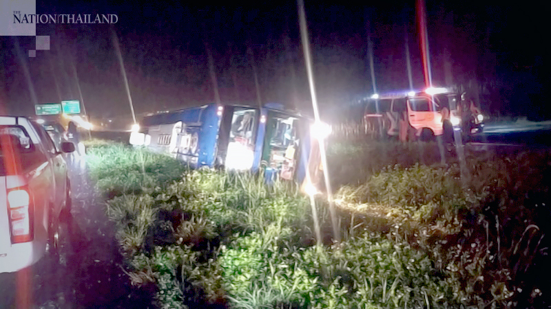 Four hurt after bus overturns, slides into Nakhon Si Thammarat canal, trapping passengers Four hurt after bus overturns, slides into Nakhon Si Thammarat canal, trapping passengers