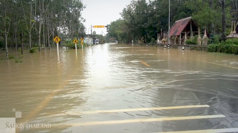 Southerners evacuate homes as floods hit Songkhla, Surat Thani Southerners evacuate homes as floods hit Songkhla, Surat Thani