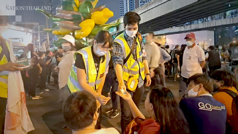 Public Health Ministry distributes face masks, hand sanitisers to protesters at political rally Public Health Ministry distributes face masks, hand sanitisers to protesters at political rally